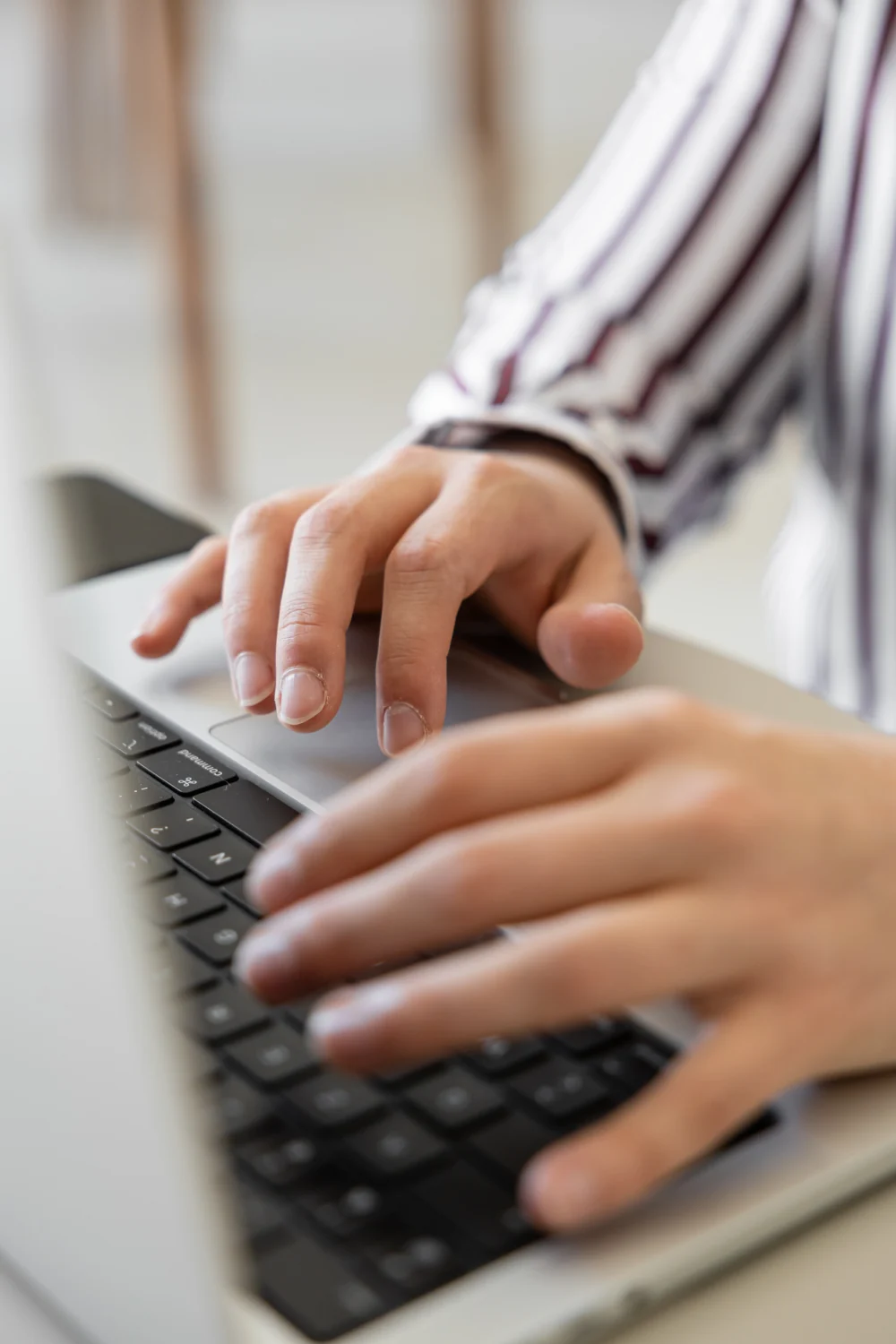 Travail sur ordinateur chez Bisou Agency
